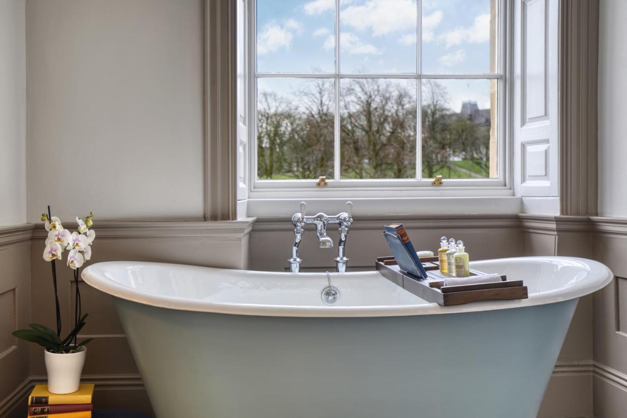 מלון Ensana Buxton Crescent מראה חיצוני תמונה A freestanding bathtub